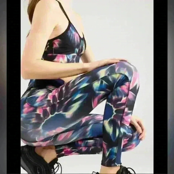 Reebok Pants - NWT Reebok ID Train Printed Leggings size M